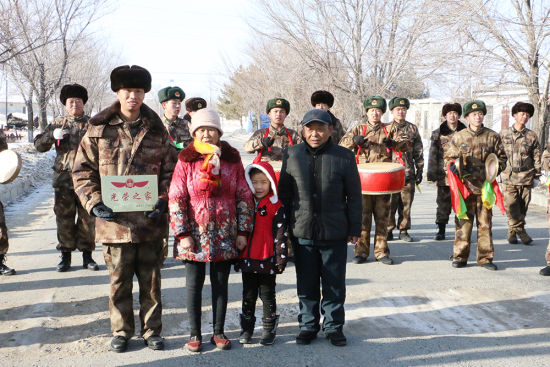 新疆兵团民兵家庭获“光荣之家”荣誉(图)