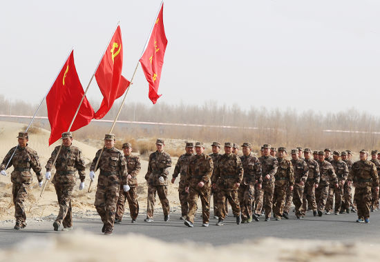 新疆兵团基干民兵野外拉练展风采(图)