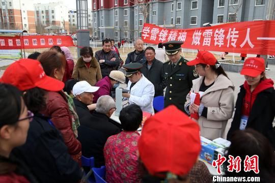 新疆军区某训练基地开展“学雷锋进社区”活动