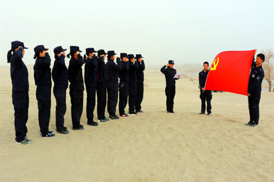 新疆兵团女警节日当天开展野外训练(图)