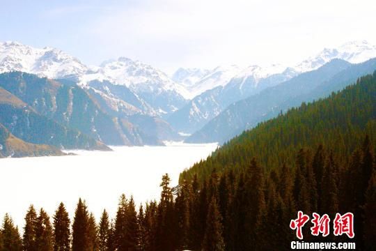 阳春三月 新疆天山天池游客享冰雪激情