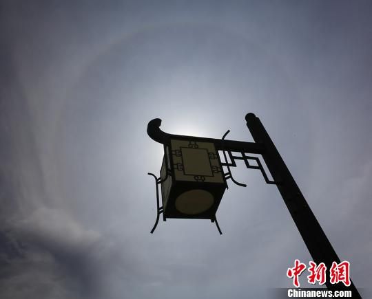新疆北部城市现日晕奇观 持续超两小时