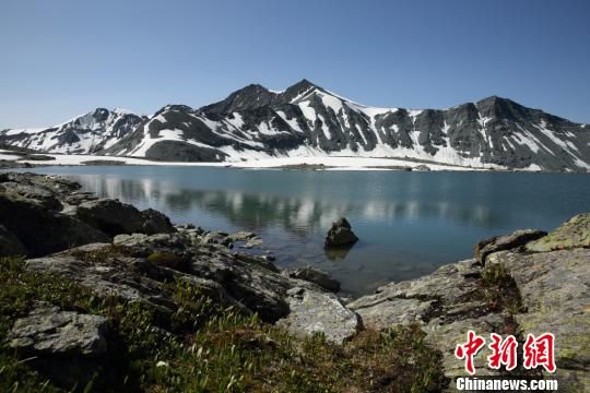 新疆阿勒泰高山“藏”湖 白雪相映美不胜收
