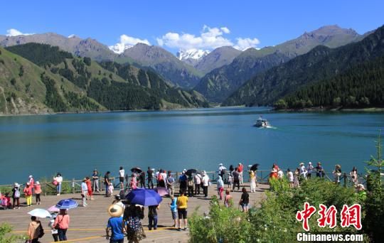新疆天池景区为高考学子推优惠政策迎旅游高峰