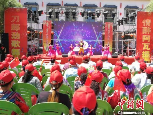 新疆阿瓦提美食节开幕 万名游客品美食