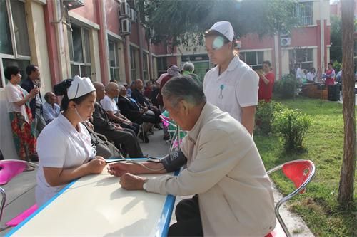 八一前夕六师芳草湖农场医院在芳草湖养老院开展义诊活动