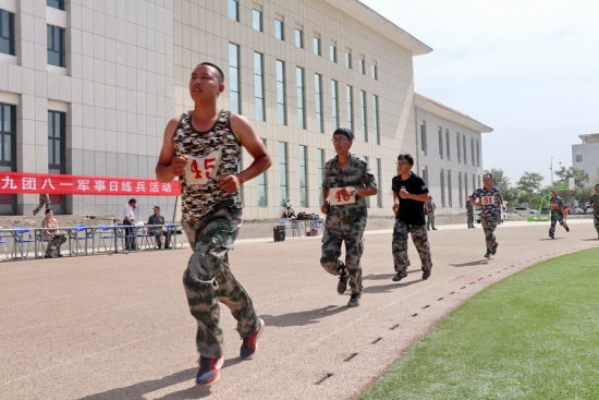第二师二十九团开展军事日大练兵活动庆祝“八一”建军节