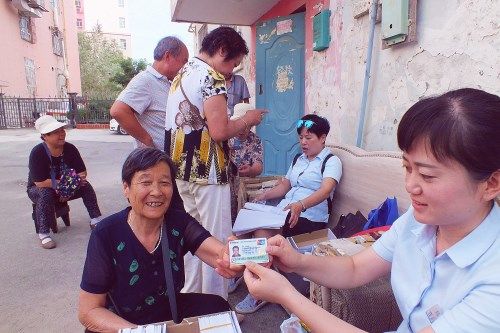 新疆库尔勒建设支行为第二师居民上门送卡千余张
