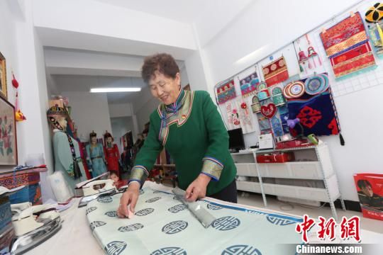 新疆精河手工艺人:让民族服饰样式时尚又凸显个性
