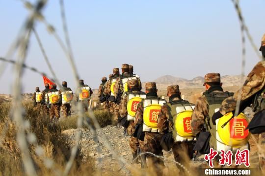 新疆军区某训练基地组织新兵首次野营拉练