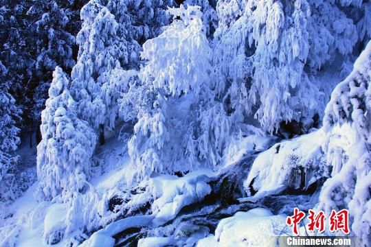新疆天山天池步道现冰雪奇观