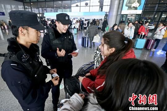 新疆铁警助力大中专学生平安返乡