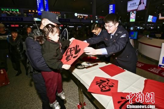 春节将至乌鲁木齐铁警为旅客送“福”