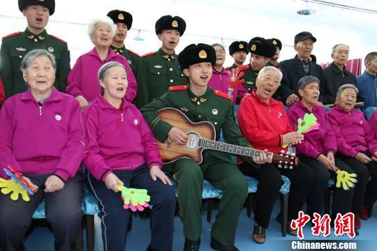 武警官兵走进老年公寓开展“学雷锋送温暖”活动