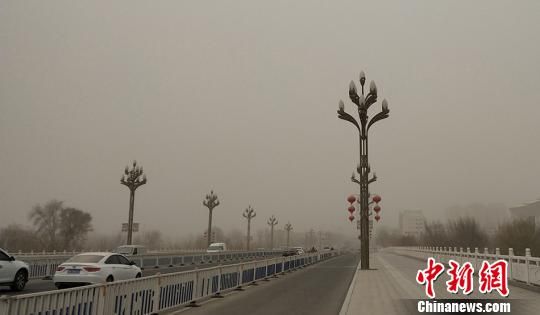 新疆南部阿拉尔市出现沙尘天气 气温明显下降(图)