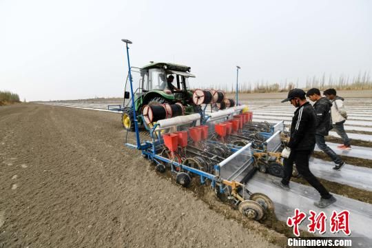 新疆尉犁智慧农机助力“无人化”春播