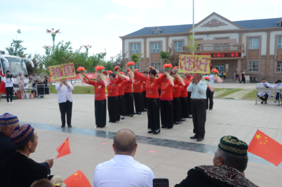 十师一八二团各族群众欢聚一堂过端午