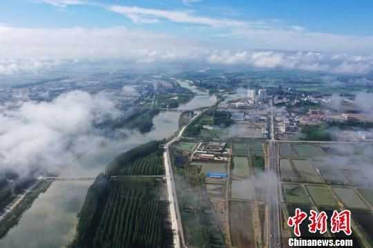 航拍新疆博斯腾湖畔 雨后云雾缭绕宛如仙境
