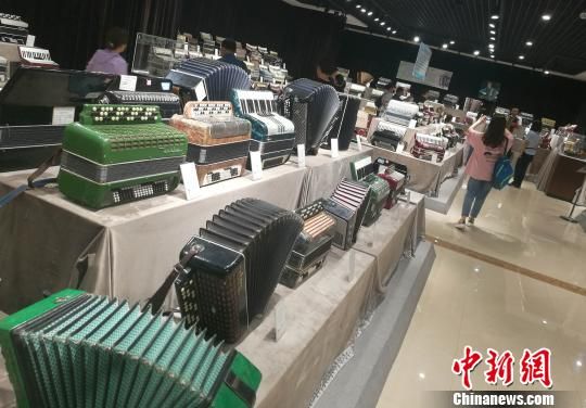 新疆唯一手风琴博物馆吸引众多音乐爱好者