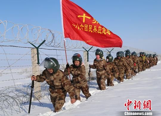 积雪仍没过大腿 新疆兵团女兵中哈边境一线巡逻