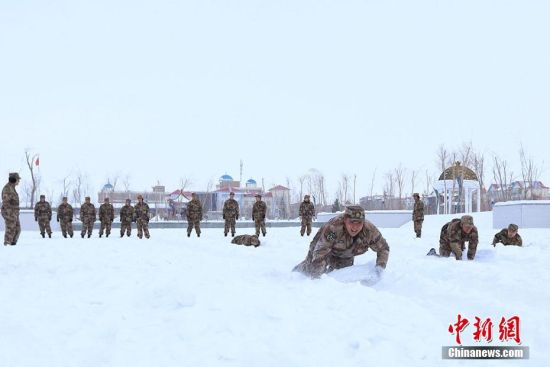 中蒙边境新疆兵团民兵雪中进行全封闭式训练