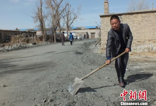 新疆兵团职工个人出资修路 同事竖起大拇指点赞