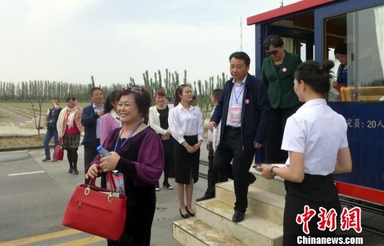 新疆阿拉尔市引入观光小火车 游客领略“三五九旅屯垦史”