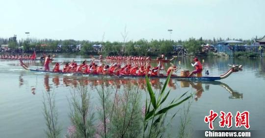 新疆兵团阿拉尔市举办龙舟赛 数万民众观赛(图)