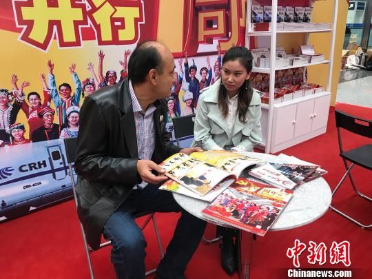 新疆铁路“民族团结一家亲号”特快旅客列车开行一周年