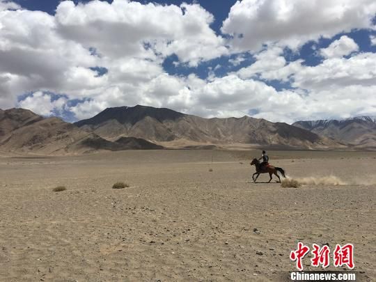马背上的“速度与激情”:新疆塔县牧民举行刁羊比赛