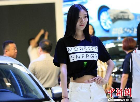 端午期间新疆车展香车美女人气旺