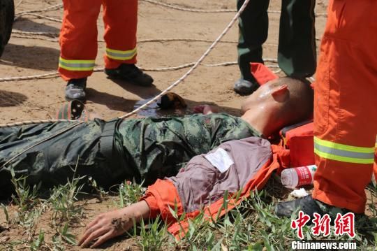 大喊“危险别来”的被救夫妇说:他跟孩子一样亲