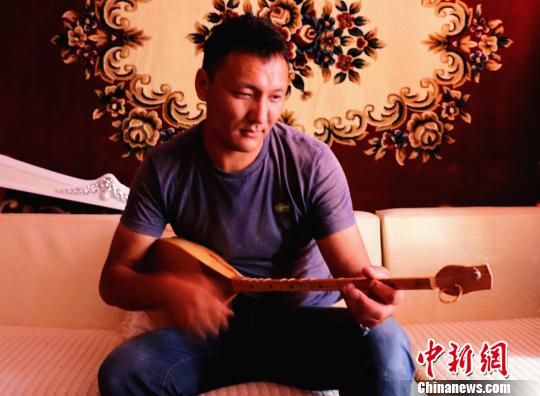 从“一介武夫”到冬不拉乐器匠人的人生坎坷路(图)