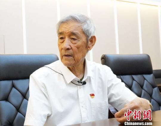 新疆八旬老人30余年持续植树护绿让戈壁荒滩变绿洲