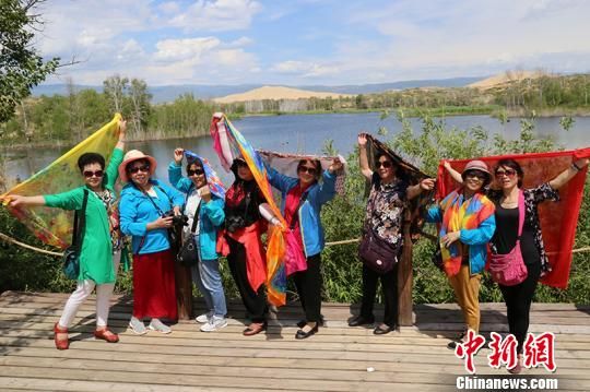 旅游业带动新疆兵团职工创业增收 致富不忘乡邻
