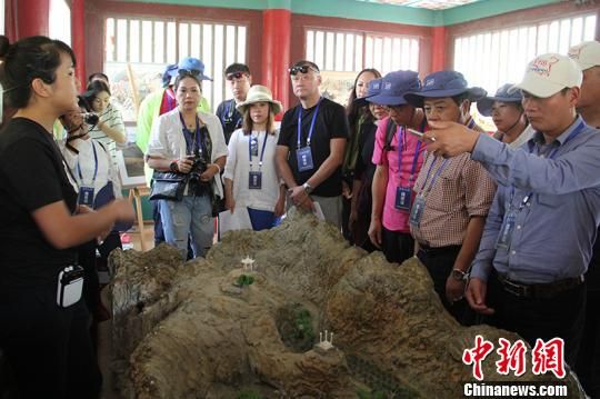 海外华文媒体参访铁门关遗址 感受屯垦戍边历史