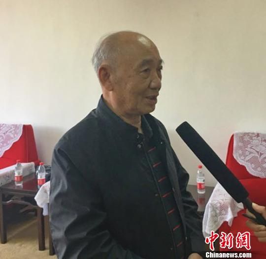 新疆石河子市举办“绿风诗会” 诗人杨牧等出席