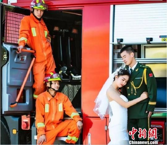 新疆消防官兵补拍婚纱照 因火警多次中断拍摄