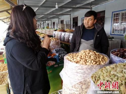 新疆南部产业促就业:逾8万贫困劳动力享“红利”