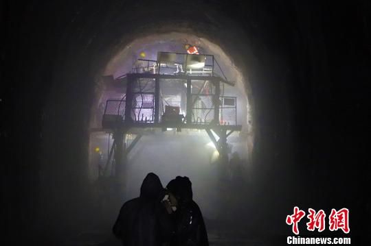 驻守高海拔格库铁路建设者在工地邀亲人过大年