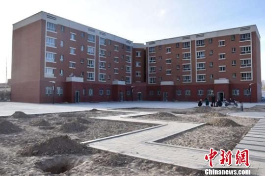 新疆阿合奇县农牧民住进新楼房 富民产业支撑脱贫