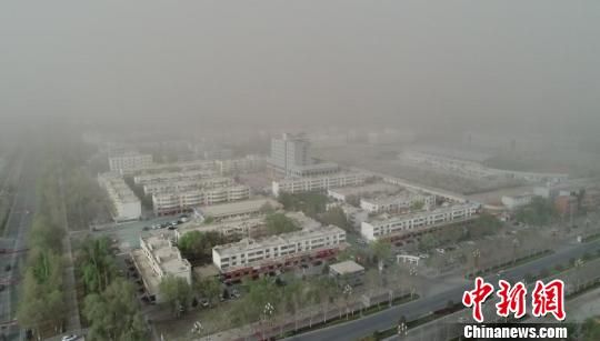 新疆南部阿拉尔市沙尘暴来去匆匆(图)