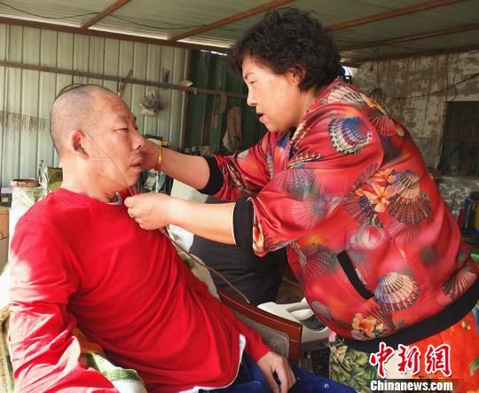 女子悉心照顾“渐冻症”丈夫不言弃:我坚信他一定能好转