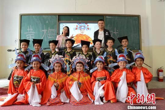 “小花帽艺术团”丰富喀什学生艺术生活(图)