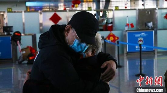 中国政府赴哈萨克斯坦抗疫医疗专家组启程