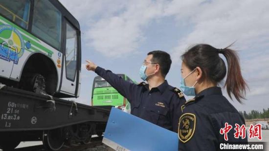 30辆新能源客车从新疆霍尔果斯口岸出口哈萨克斯坦