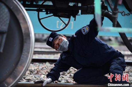 新疆阿拉山口边检民警护航中欧班列跑出“加速度”