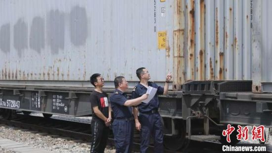 云南特色水果通过全冷链铁路直运方式从新疆口岸出境